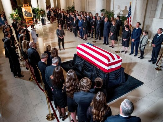مراسم خاکسپاری جان پاول استیونز قاضی سرشناس و عضو پیشین دیوان‌ عالی ایالات متحده آمریکا