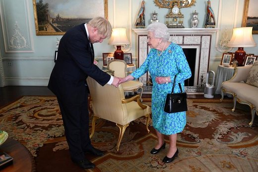الیزابت دوم، ملکه سلطنتی بریتانیا، در کاخ باکینگهام به بوریس جانسون بعد از انتصابش به سمت نخست‌وزیری بریتانیا خوش‌آمد می‌گوید