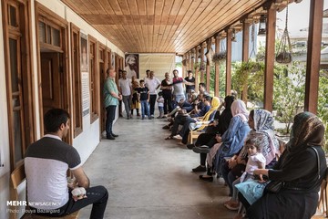 گردشگران تابستانی میهمان خانه میرزا کوچک خان جنگلی