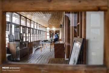 گردشگران تابستانی میهمان خانه میرزا کوچک خان جنگلی