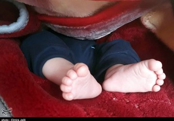 رها کردن نوزاد چند روزه در پارک/ عکس