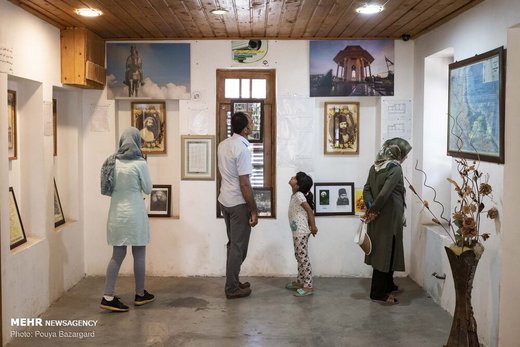 گردشگران تابستانی میهمان خانه میرزا کوچک خان جنگلی