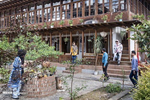 گردشگران تابستانی میهمان خانه میرزا کوچک خان جنگلی