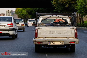  عکس | چُرت ظهرگاهی، پشت وانت وسط اتوبان!