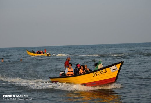 تفریح مسافران تابستانی در مرز دریایی آستارا