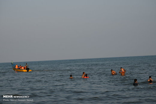 تفریح مسافران تابستانی در مرز دریایی آستارا