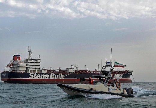 نیویورک تایمز: خرج اسکورت نظامی نفتکش‌ها در خلیج فارس بالا رفت/ ایران نمی‌پذیرد