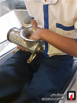 آسیب‌دیدگی دست کارگر رستوران در چرخ گوشت صنعتی