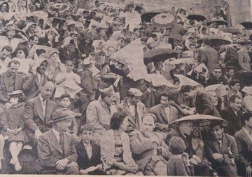 عکس | زمانی که زن و مرد در کنار هم در امجدیه فوتبال تماشا می‌کردند