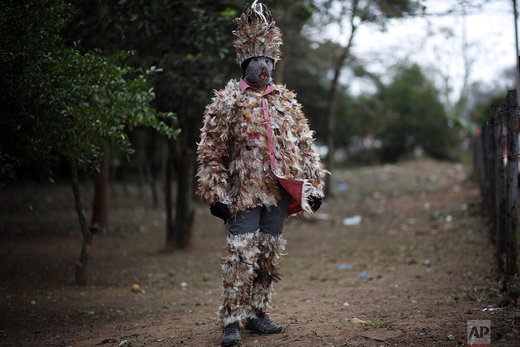 پوشیدن لباسی از پر در پاراگوئه