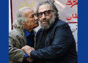 عکس | بچهِ محل مسعود کیمیایی در حال امضای عکس او