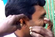 فیلم | پاک کردن گوش توریست‌ها، کاسبی جدید هندی‌ها!