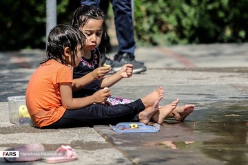 آب‌بازی در حاشیه پل مارنان