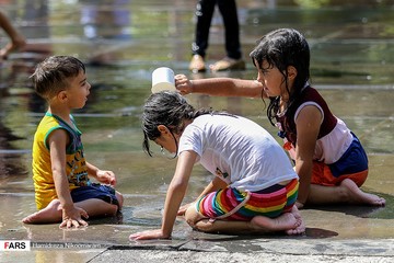 آب‌بازی در حاشیه پل مارنان