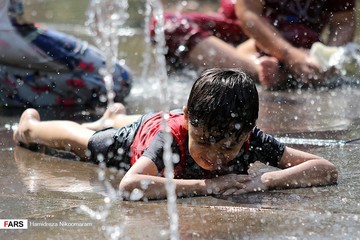 آب‌بازی در حاشیه پل مارنان