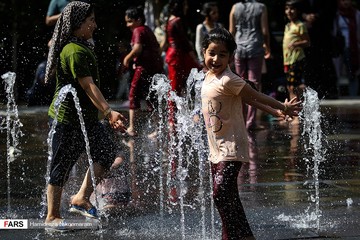 آب‌بازی در حاشیه پل مارنان