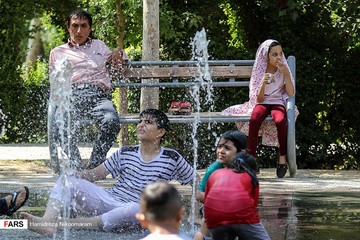 آب‌بازی در حاشیه پل مارنان