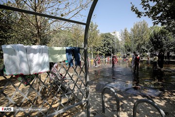 آب‌بازی در حاشیه پل مارنان