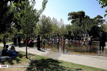 آب‌بازی در حاشیه پل مارنان
