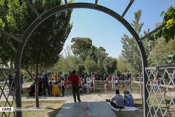 آب‌بازی در حاشیه پل مارنان
