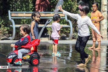 آب‌بازی در حاشیه پل مارنان