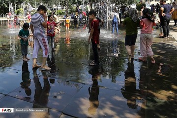 آب‌بازی در حاشیه پل مارنان