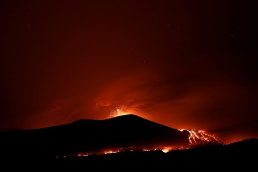فوران کوه آتشفشانی اتنا ایتالیا، آسمان را روشن کرد