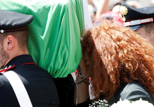 مراسم تشییع  ماریو رگا، افسر پلیس کشته شده در سوما وسوویانا ایتالیا. همسر این پلیس کنار تابوتش راه می‌رود