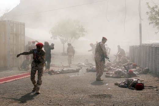 سربازان پس از حمله موشکی به رژه نظامی در مراسم فارغ‌التحصیلی در شهر عدن یمن بر روی زمین دراز کشیده‌اند