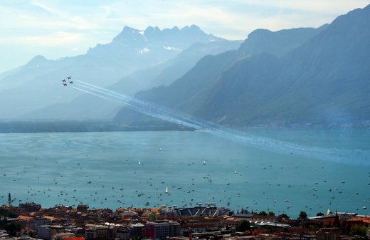 پرواز نمایشی جنگنده‌های F-5 Tigers نیروی هوایی سوئیس در روز ملی این کشور برروی یک دریاچه
