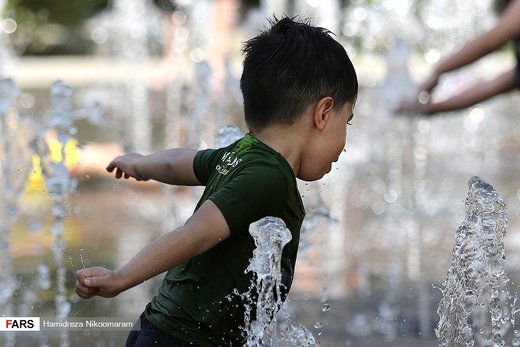آب‌بازی در حاشیه پل مارنان