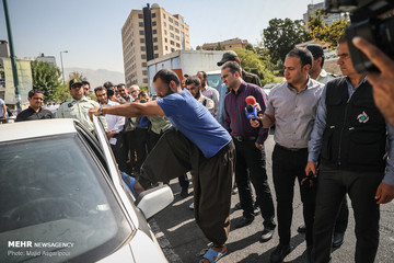 دستگیری باند سرقت و اوراق خودرو در شهرک قدس