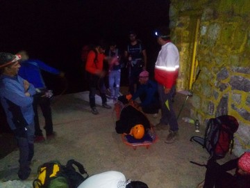 نجات کوهنورد دورودی از اشترانکوه طی شش ساعت تلاش نیروهای امدادی