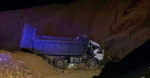 سقوط آزاد کامیون به گودالی در بزرگراه بابایی/ عکس