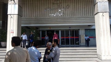 عکس | تخلیه ساختمان وزارت نفت به‌ دلیل آتش‌سوزی 