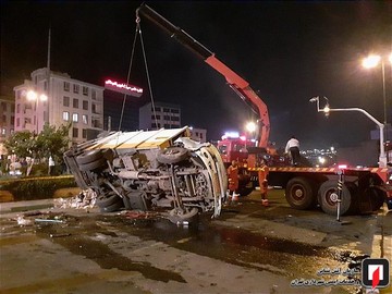 واژگونی کامیونت‌کمپرسی در خیابان سیمون بولیوار