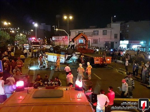 واژگونی کامیونت‌کمپرسی در خیابان سیمون بولیوار