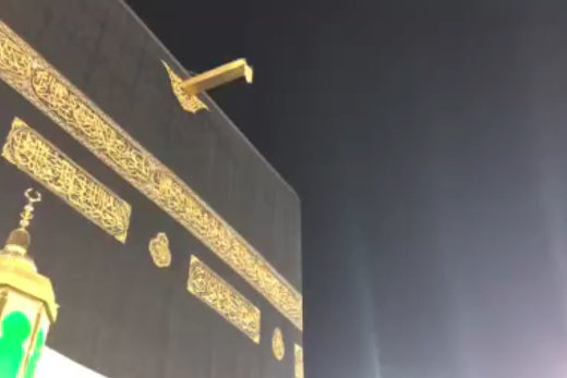 فیلم | نمایی از ناودان طلا بر فراز سر طواف کنندگان کعبه