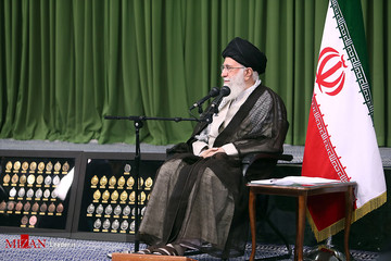 دیدار مدال‌آوران المپیاد‌های علمی و اعضای تیم ملی والیبال جوانان با رهبر معظم انقلاب