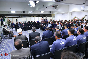 دیدار مدال‌آوران المپیاد‌های علمی و اعضای تیم ملی والیبال جوانان با رهبر معظم انقلاب