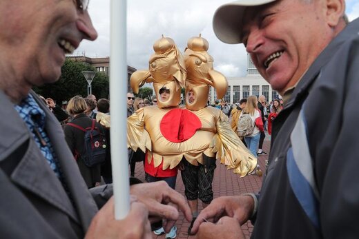 دو مرد در راهپیمایی در شهر سن‌پترزبورگ روسیه لباس عقاب دو سر را بر تن کرده اند، تجمع کنندگان خواستار راه یافتن نامزدهای مخالف دولت به انتخابات مجلس محلی هستند