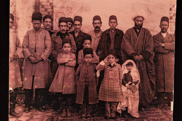 عکس یادگاری احمدشاه با اهل منزل