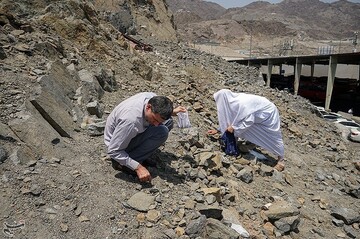 جمع‌آوری سنگ برای رمی جمرات