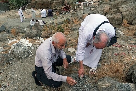 جمع‌آوری سنگ برای رمی جمرات