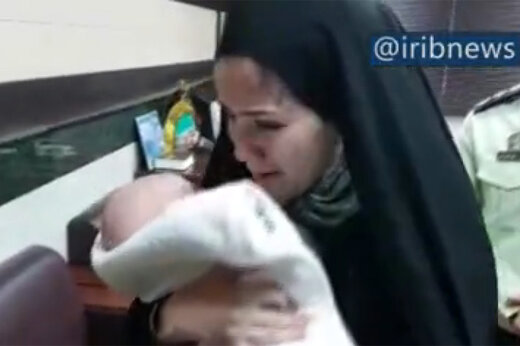 فیلم | لحظه تحویل نوزاد دزدیده‌شده در شهریار به مادرش