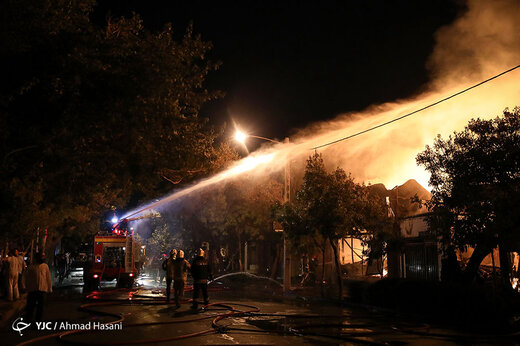آتش‌سوزی چند باب مغازه، کارگاه تولید نردبام و انبار چوب در مشهد