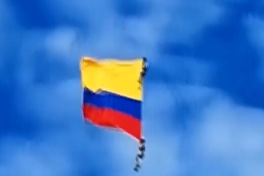 فیلم | سقوط مرگبار دو نظامی هنگام اجرای یک نمایش هوایی در کلمبیا