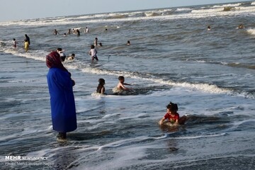 تفریح خطرناک گردشگران در منطقه شنا ممنوع