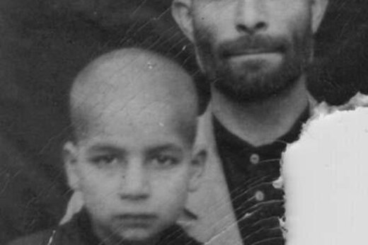 عکس زیرخاکی از حسن روحانی در دوران کودکی در کنار پدر