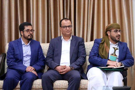 تصویری از دیدار سخنگوی جنبش انصارالله یمن با رهبر انقلاب تصویری از دیدار سخنگوی جنبش انصارالله یمن با رهبر انقلاب